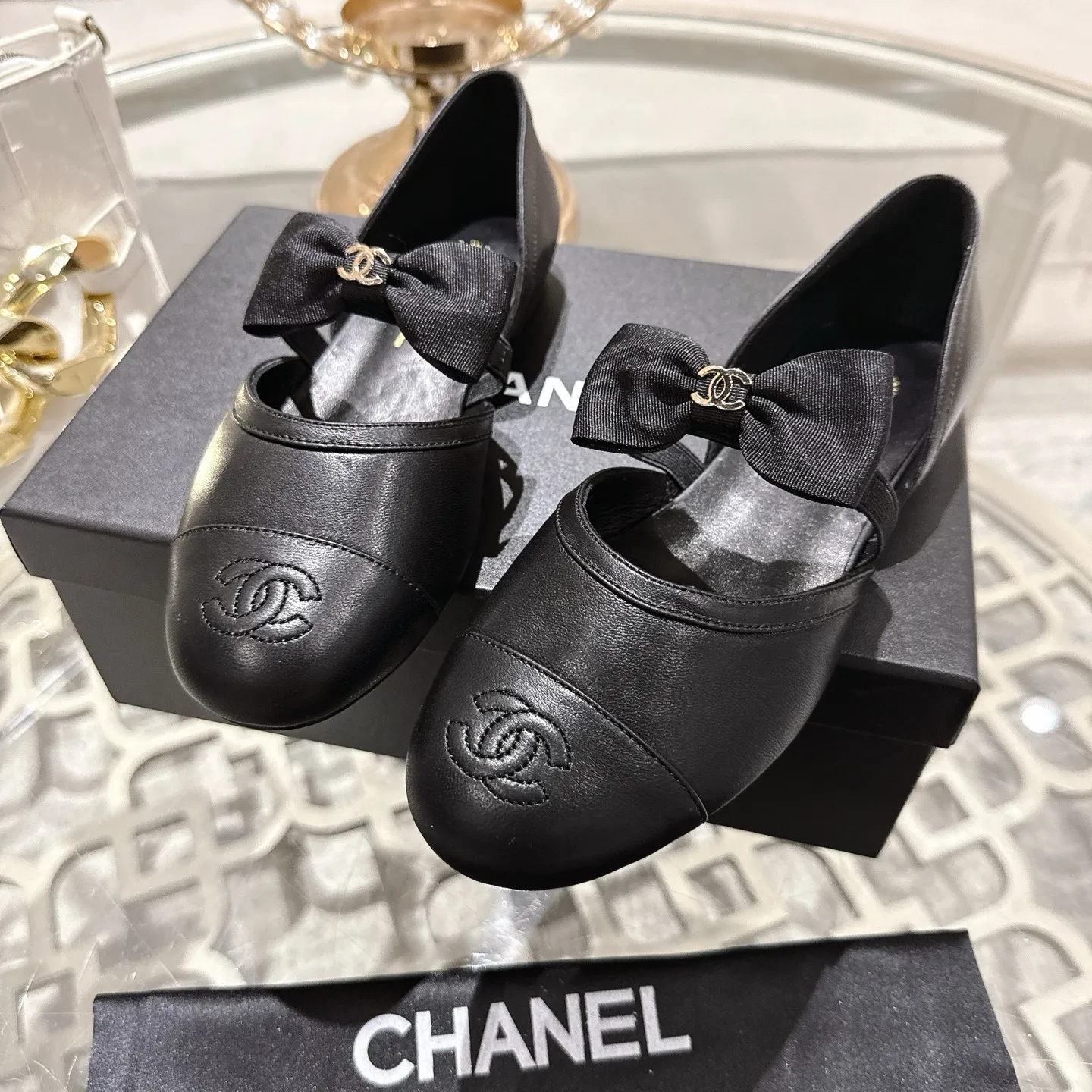 👟👟Ex-factory price 560👟👟 Leather surface [purchasing-grade quality] CHANEL Xiaoxiang 25/A new summer bow-tie shoes 💃 This pair of loafers is really breathtakingly beautiful! Made of cowhide fabric + imported mesh, every detail exudes a sense of high-end ~ classic bow design, Italian genuine leather sole, comfortable and classy on the feet, a perfect must-have for fairies!  🌟 All counters are from the same source! All materials are customized according to the original 1:1, and are developed and patterned from genuine products. The quality is absolutely assured ~ a classic that must be bought every year, a versatile artifact that looks great whether paired with skirts or jeans!  💖 The perfect finishing touch for summer outfits, sisters, just do it! 👉 Fabric: Imported sheepskin Lining: Imported sheepskin Outsole: Private molded outsole Code number: 35-40 (41 customized, non-returnable) Leather surface